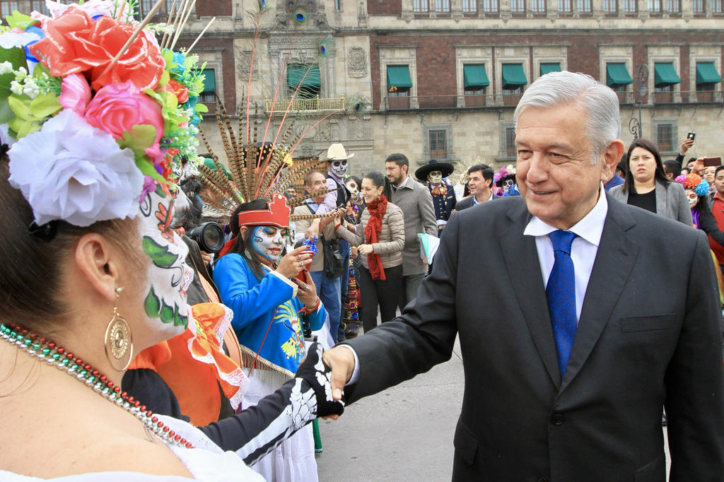 Recorre AMLO las ofrendas en el Zócalo por Día de Muertos