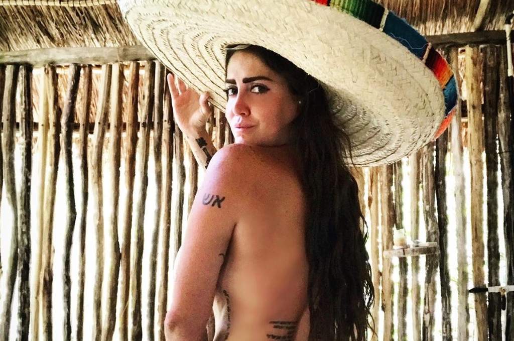 Celia Lora posa completamente desnuda frente al espejo