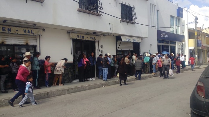 Habitantes protestan por cierre de sucursal bancaria en El Salto