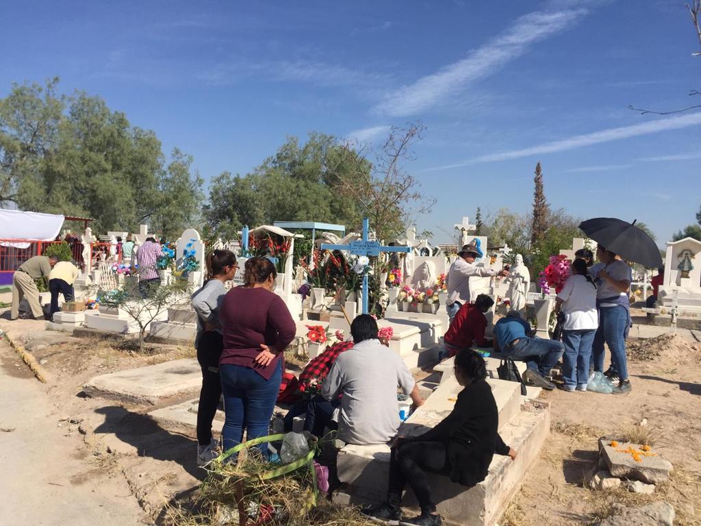 'Revive' panteón de Lerdo por Día de Muertos