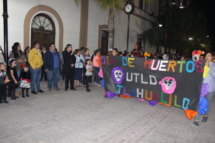 Éxito, desfile de Día de Muertos