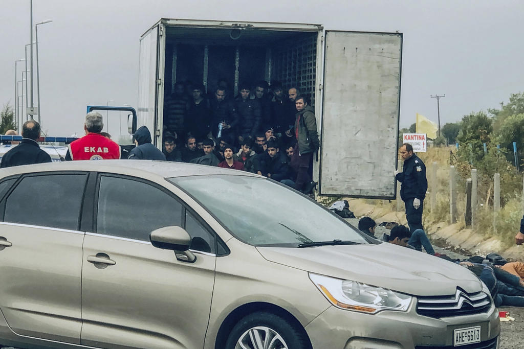 Hallan a 41 migrantes vivos en un camión refrigerado en el norte de Grecia