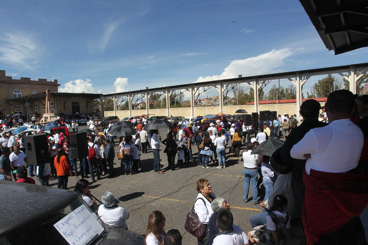 Maestros exigen sus pagos