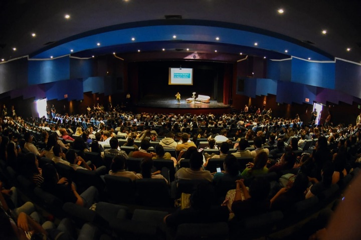 Activista encabeza en Gómez una conferencia sobre violencia digital