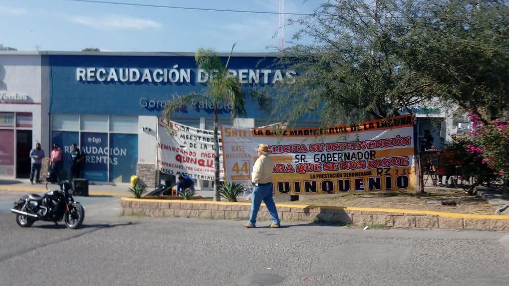 Docentes cierran oficinas de Recaudación en Gómez Palacio