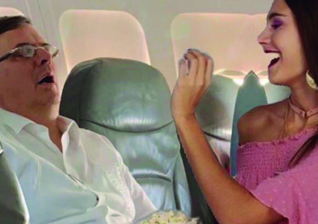 Viral: Marcelo Ebrard dormido en avión desata ola de memes