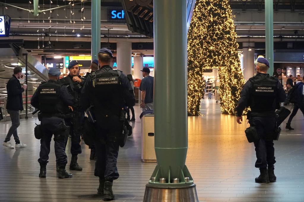 Caos en aeropuerto de Ámsterdam, por un avión español y tuiteros falsos