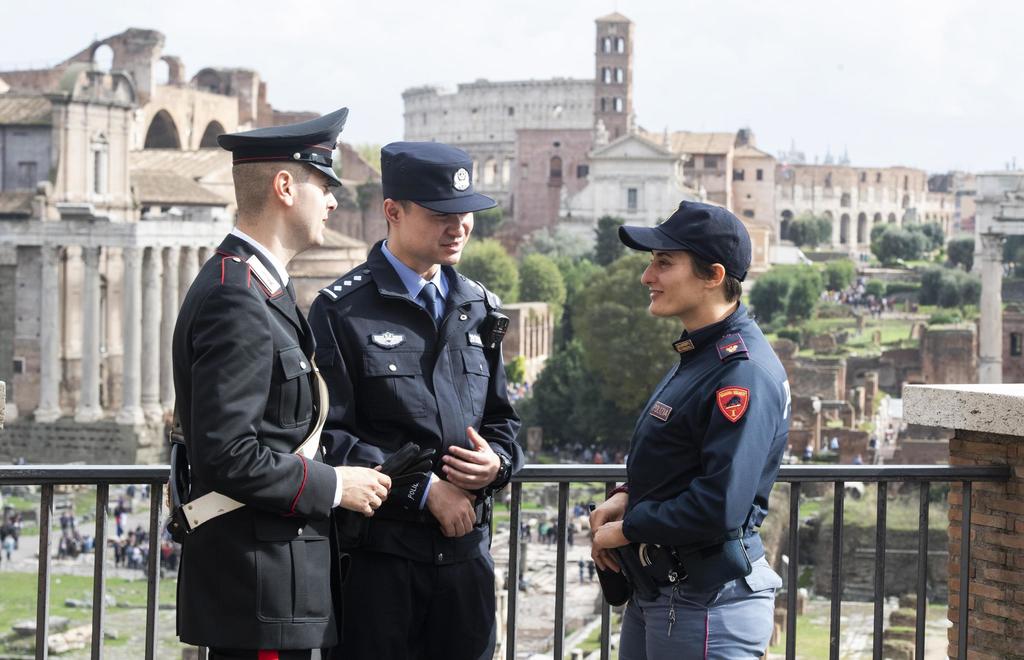 Policías chinos patrullan las calles de Italia