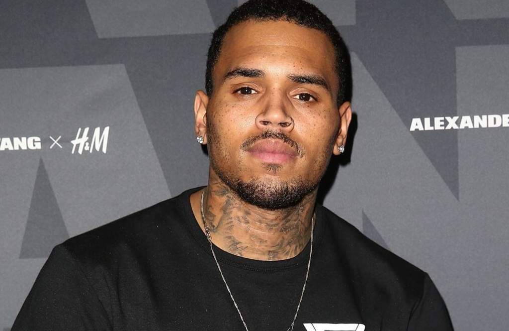 Chris Brown olvida frasco con droga en sudadera de venta de garage