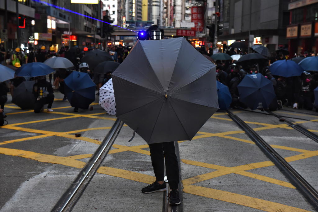 Condenan a hongkones por apuntador láser
