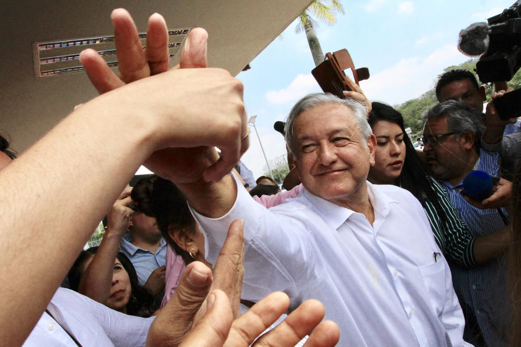 Responde AMLO al piloto que pidió seguir con NAIM