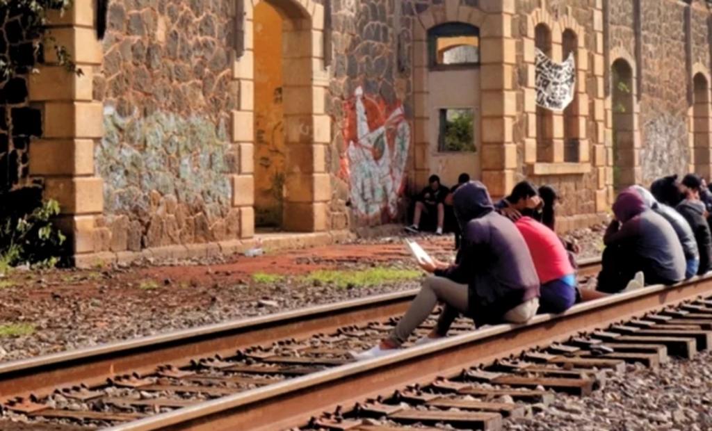 Normalistas liberan vías del tren en Michoacán: Segob