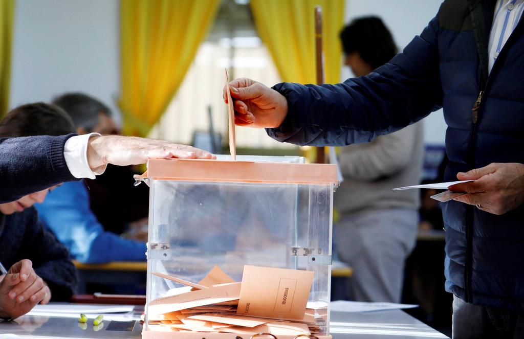 Baja, participación electoral en España a media jornada