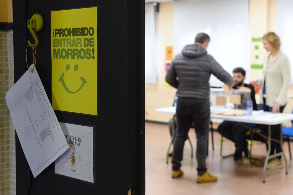 Cierran las urnas en España; sondeo otorga la victoria al PSOE