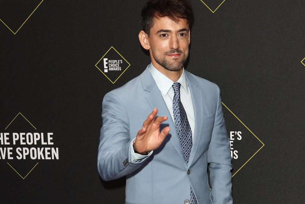 Luis Gerardo Méndez brilla en la alfombra roja de los People's Choice Awards