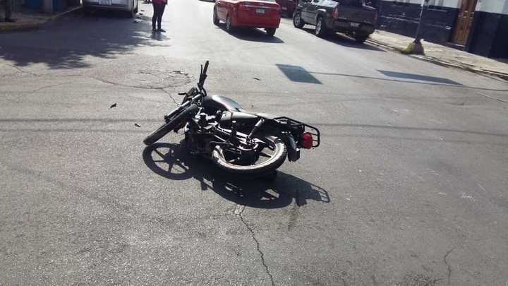 Una moto se impacta contra camioneta en calle céntrica de GP
