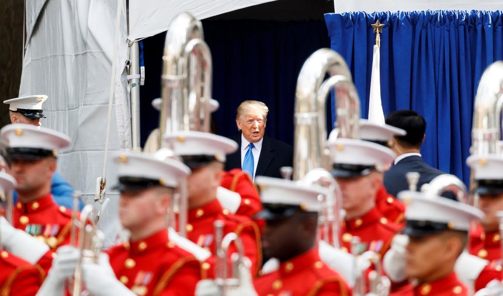 Inaugura Trump desfile por el Día de los Veteranos en Nueva York