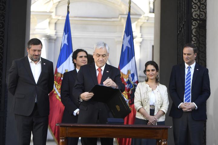 Piñera abre debate para nueva constitución