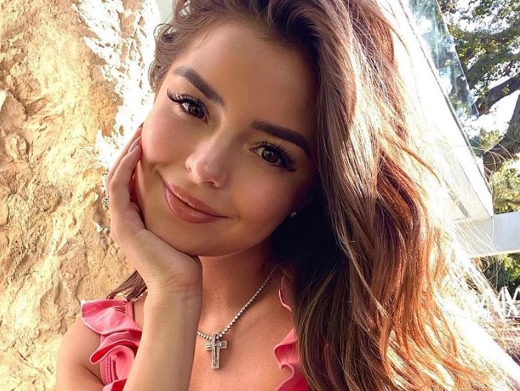 Demi Rose enamora con topless y transparencias