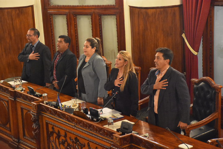 Áñez se autoproclama Presidenta de Bolivia