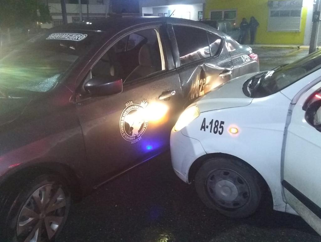 Chocan dos taxis de la misma base en Gómez Palacio