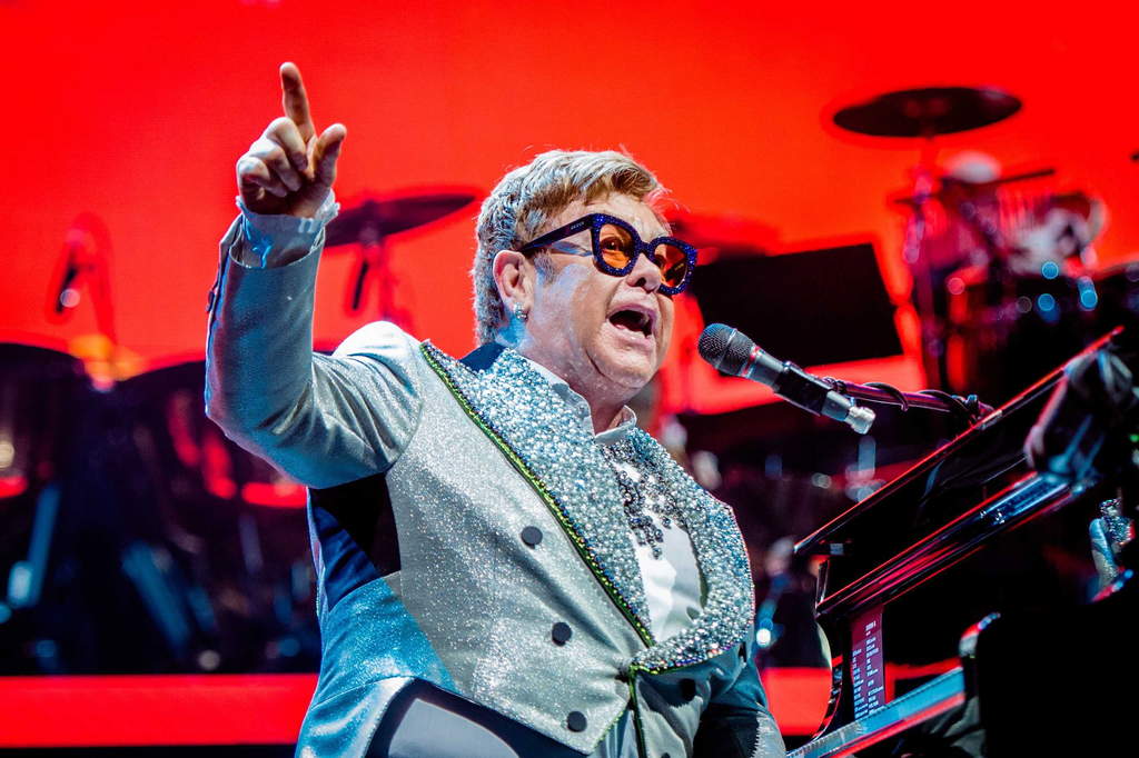 Elton John agrega más fechas a su gira de despedida