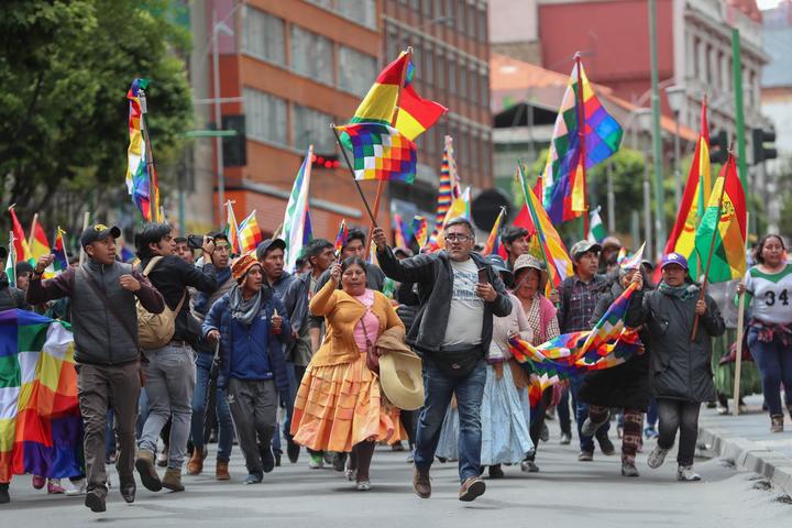 Dividen política y racismo a Bolivia