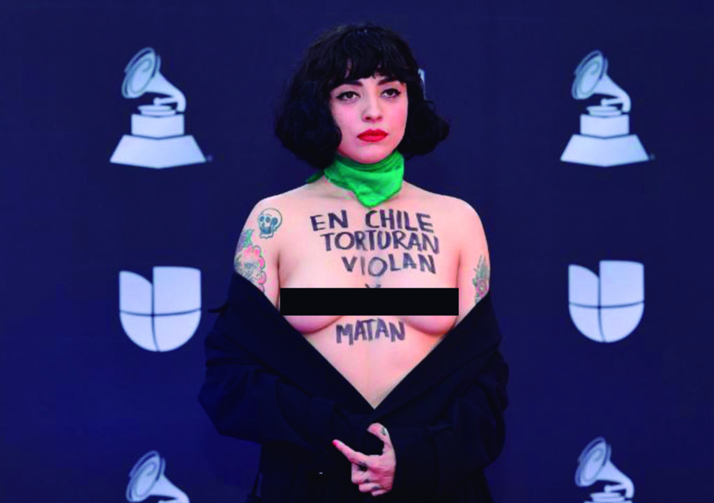 Mon Laferte desnuda su torso en los Latin Grammy