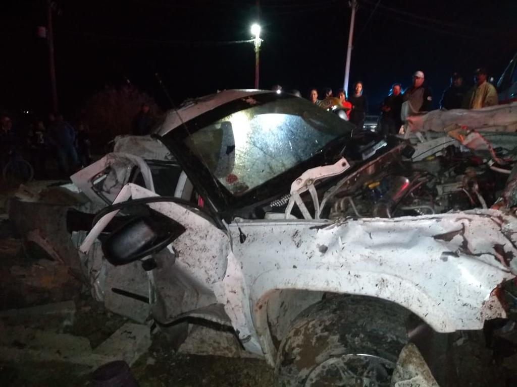 Quedan prensados en su automóvil tras volcadura en Gómez Palacio