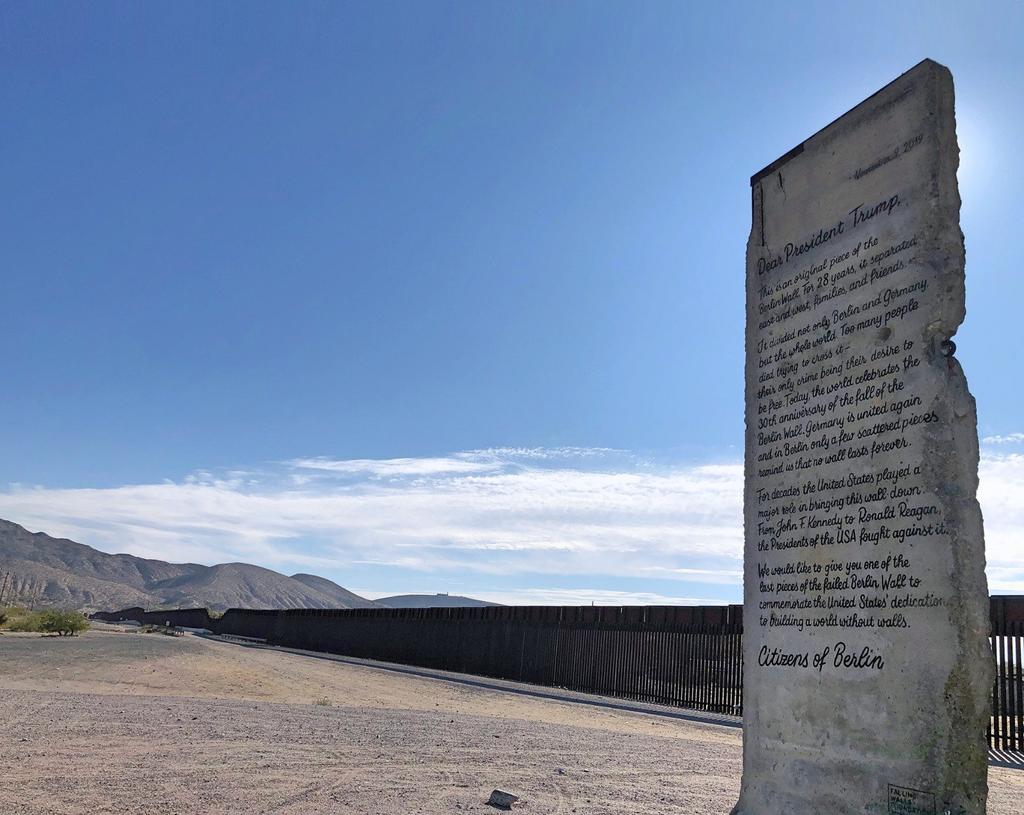 Envían a frontera entre EUA y México trozo del Muro de Berlín