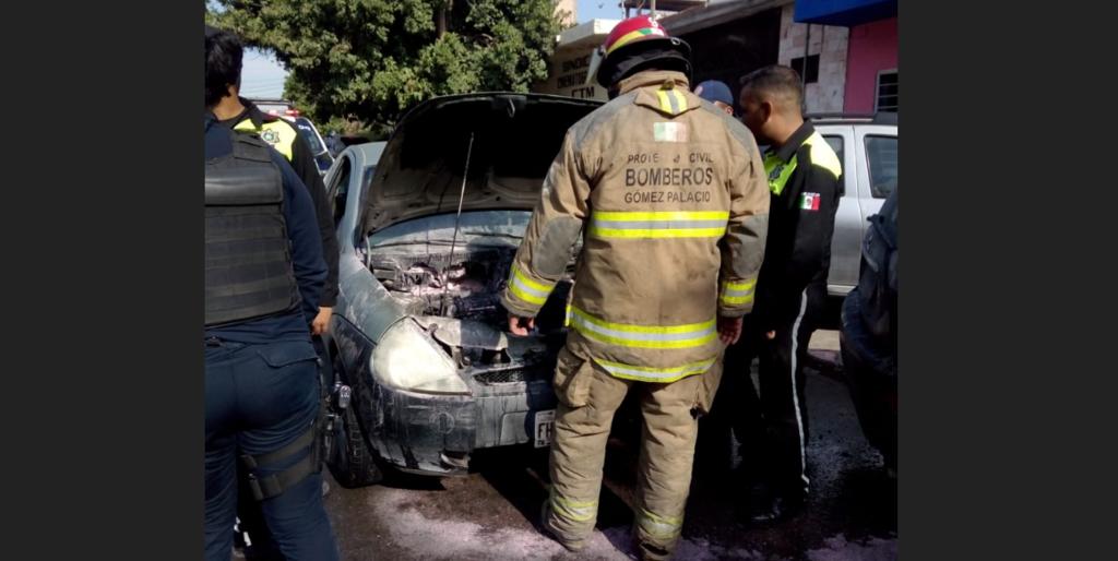 Se incendia motor de vehículo en Gómez Palacio