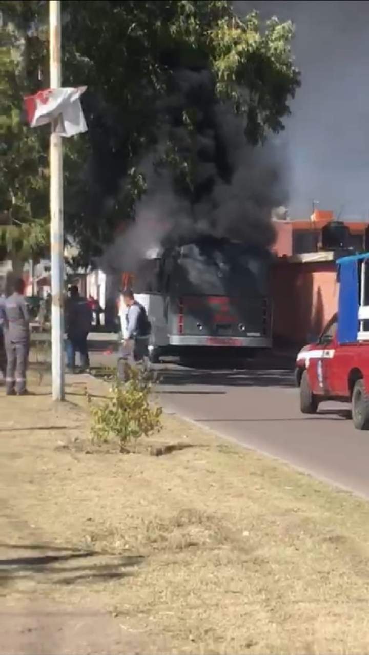 Se quema camión; transportaba a alumnos