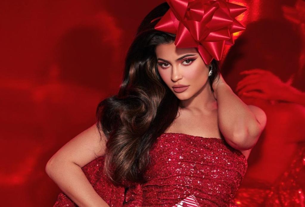 Kylie Jenner luce su figura cubierta únicamente con un moño