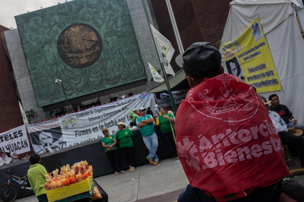 Diputados dejan plantados a campesinos; mantienen cerco en San Lázaro