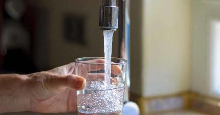 ¿Es seguro beber agua sin tratar?