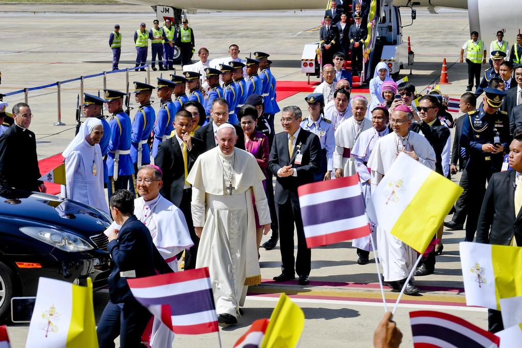 Francisco llega a Bangkok en primera visita papal a Tailandia en 35 años