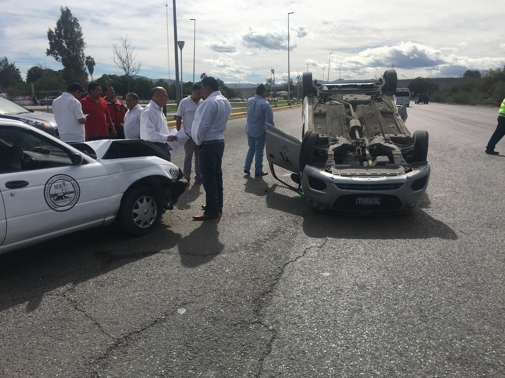 Choque volcadura en Gómez Palacio deja cuatro lesionados
