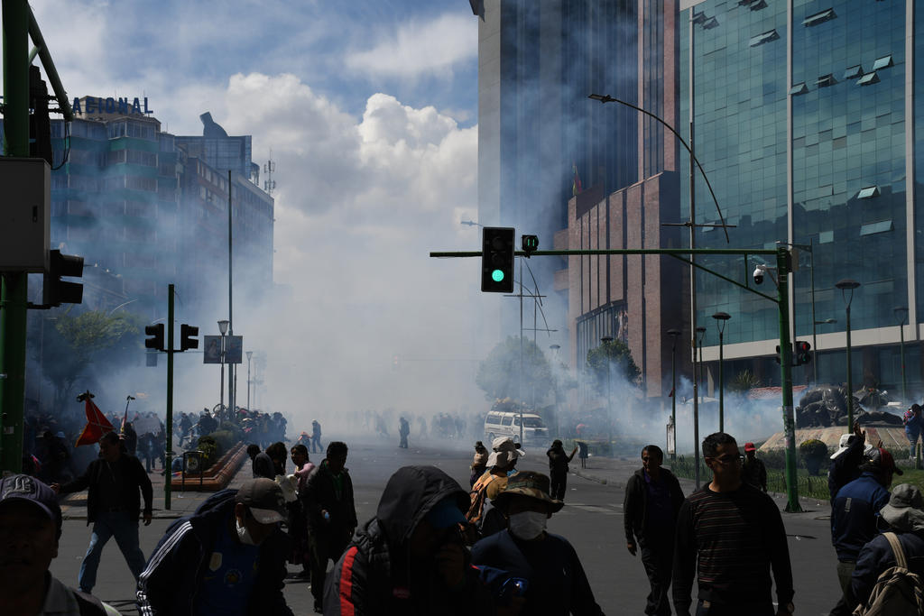 Reprimen con gas marcha por fallecidos en Bolivia