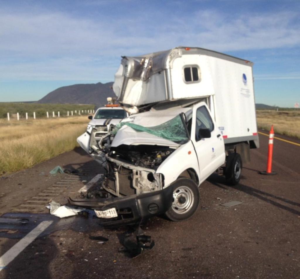 Camioneta se impacta contra tráiler en Bermejillo