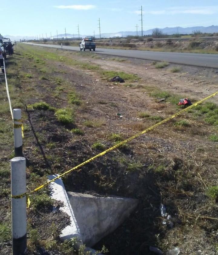 Hallan cadáver de mujer en carretera