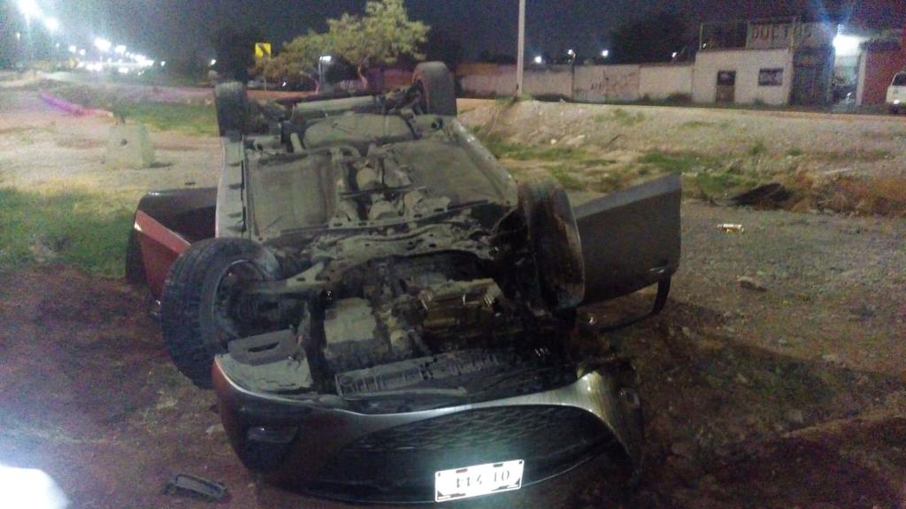 Abandonan vehículo tras volcadura en Gómez Palacio