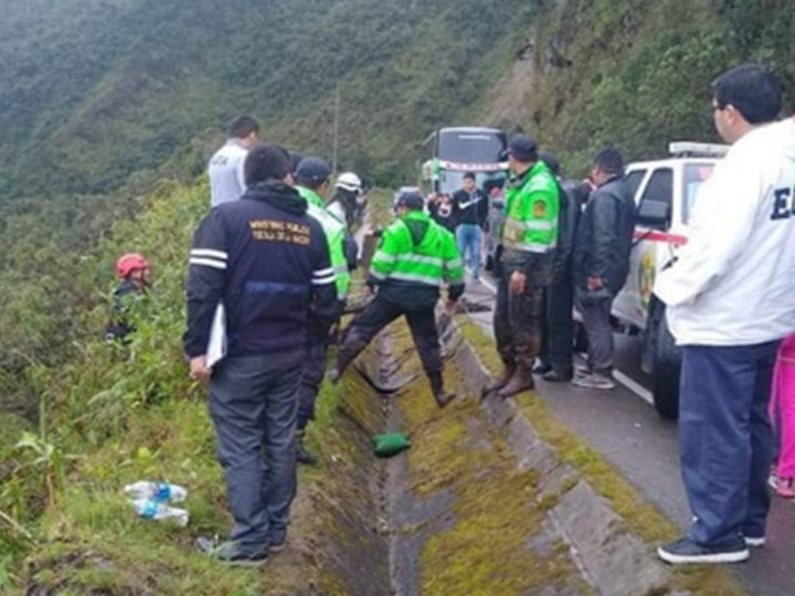 Mueren 6 al caer autobús a barranco en Perú