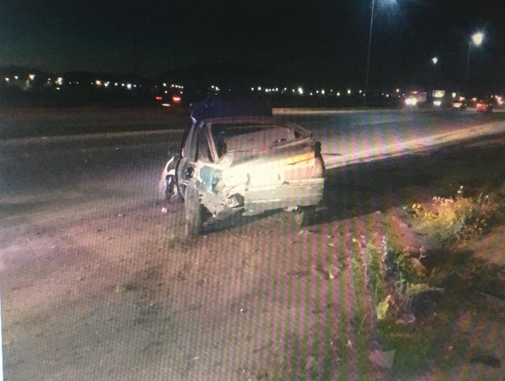 Vehículo derriba poste de madera sobre el Periférico de Lerdo