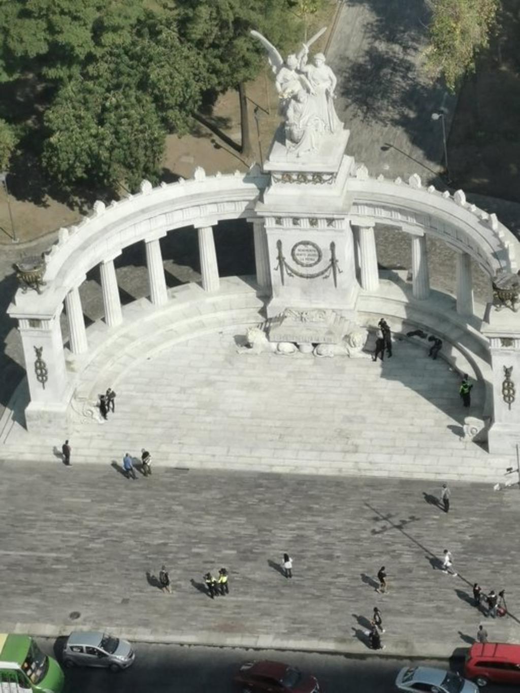 Lo que el viento a Juárez: Ebrard tras vandalismo a Hemiciclo