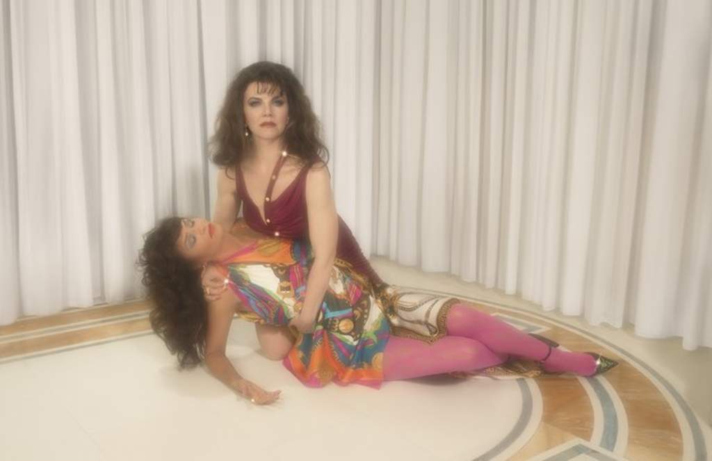 Donatella Versace se inspira en novelas para colección navideña