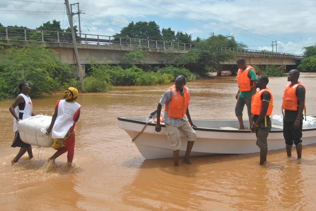 Suman al menos 120 muertos por inundaciones en Kenia