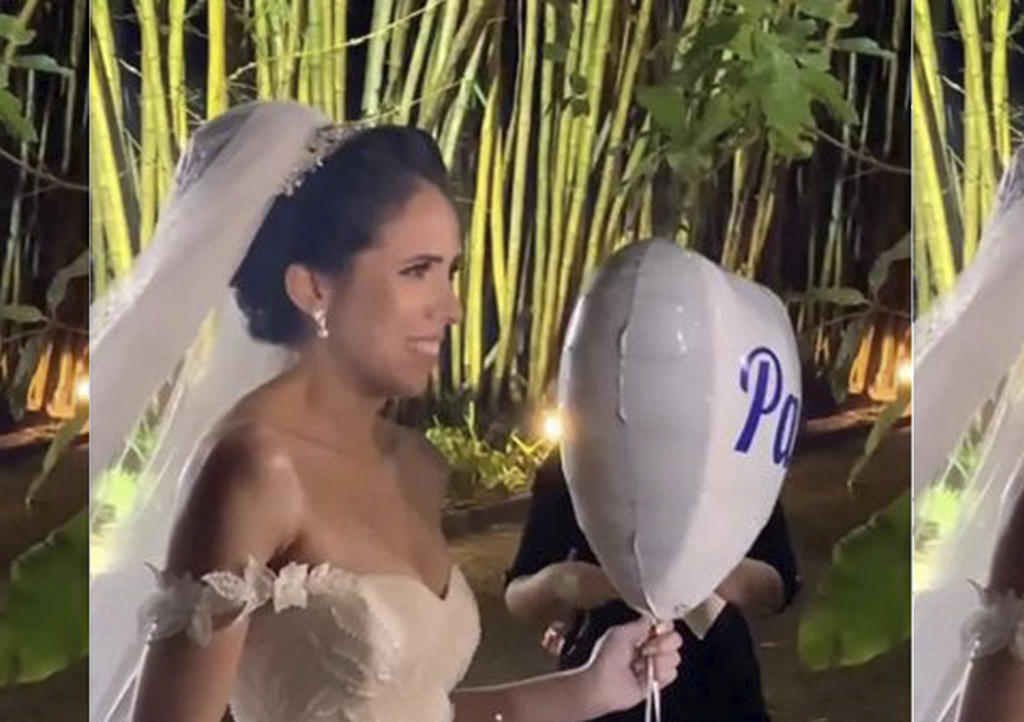 Camina por el altar con globo representando a su papá fallecido