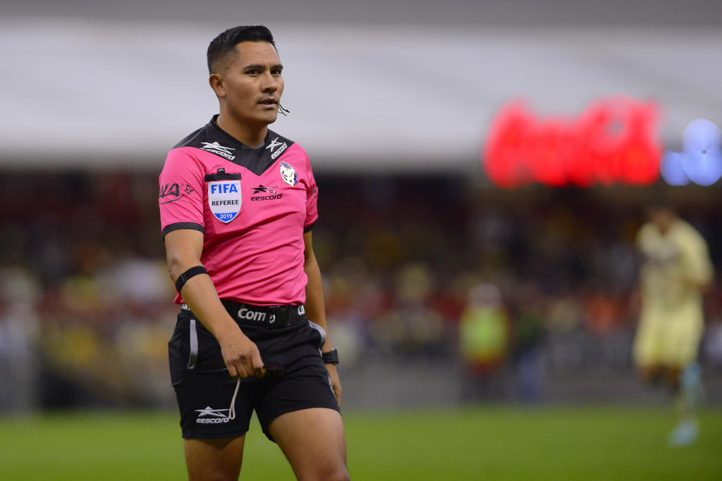 Árbitro no sigue protocolo tras grito homofóbico en el Azteca