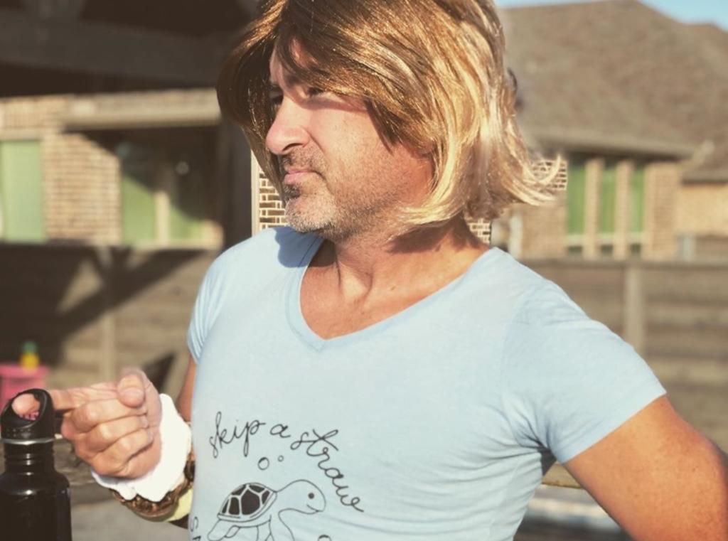 Padre castiga a su hija vistiéndose como ella en sus redes sociales