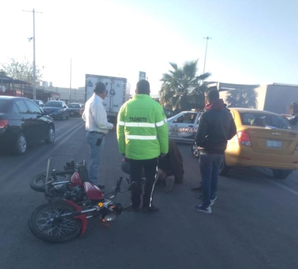 Moto se impacta contra taxi en Parque Industrial de Gómez Palacio